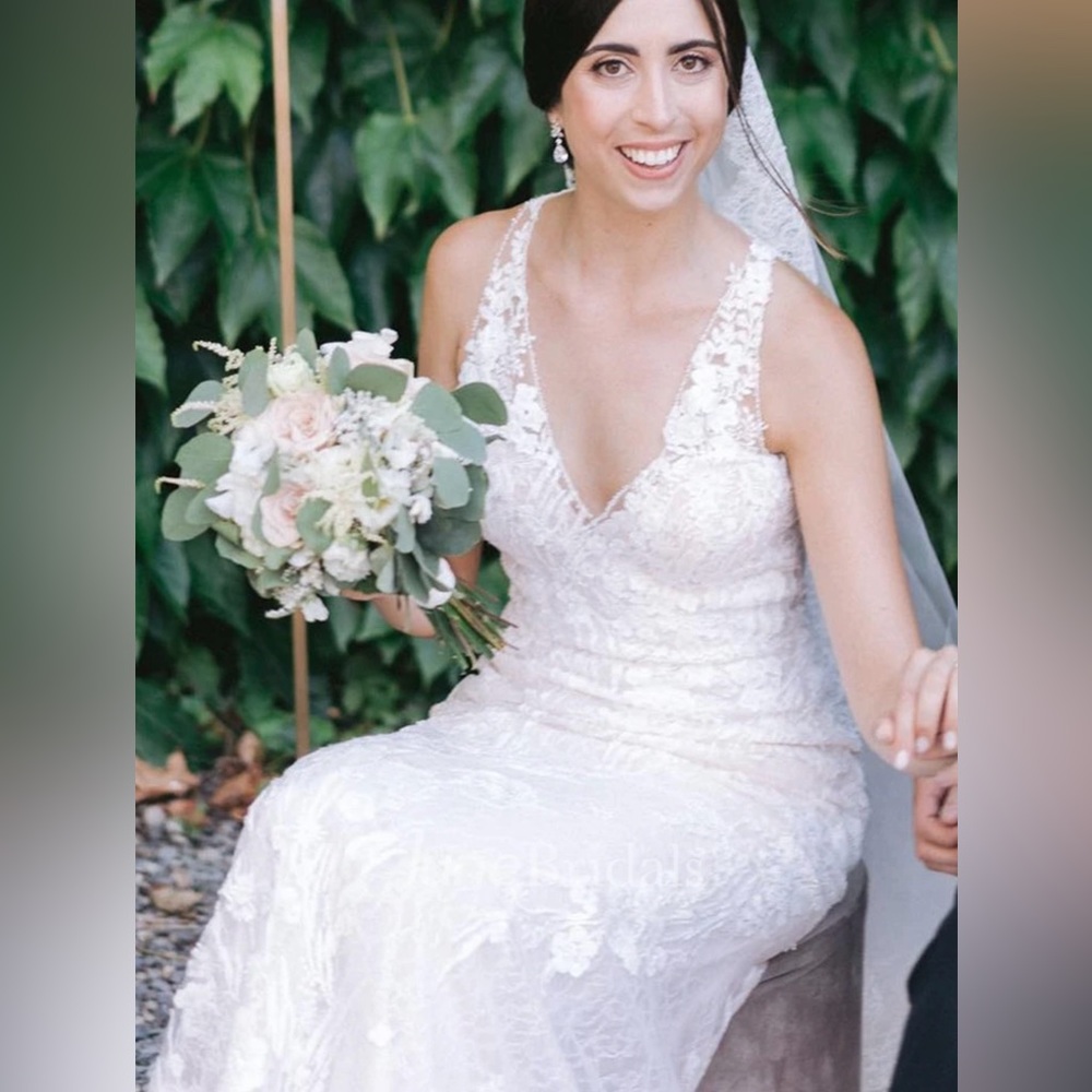 New with tags Ivory Lace Wedding Dress Size 16 / 18